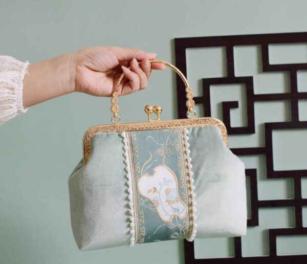 Classical bag one-shoulder crossbody cheongsam bag, versatile embroidered hand-held banquet bag